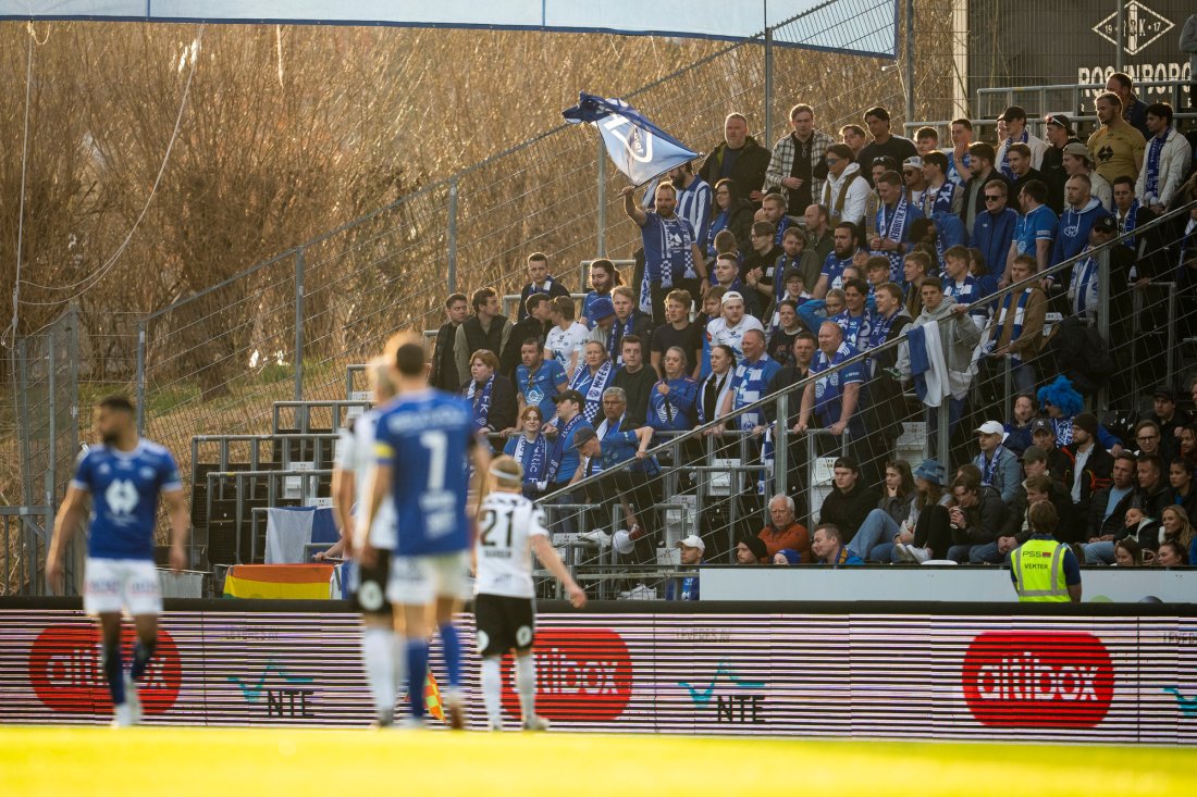 Mye blåhvitt på bortetribunen i Trondheim. Foto: Ole Martin Wold / NTB