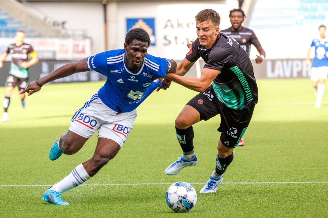 Jostein Gundersen river og sliter i David Datro Fofana, men 19-åringen sliter seg løs og chipper ballen i mål til 4-1. Foto: Svein Ove Ekornesvåg / NTB