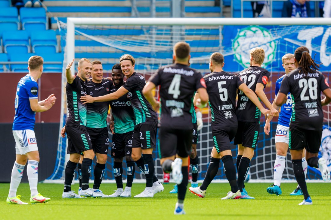 Tromsøs spillere feirer Eric Kitolanos scoring mot Molde. Foto: Svein Ove Ekornesvåg / NTB