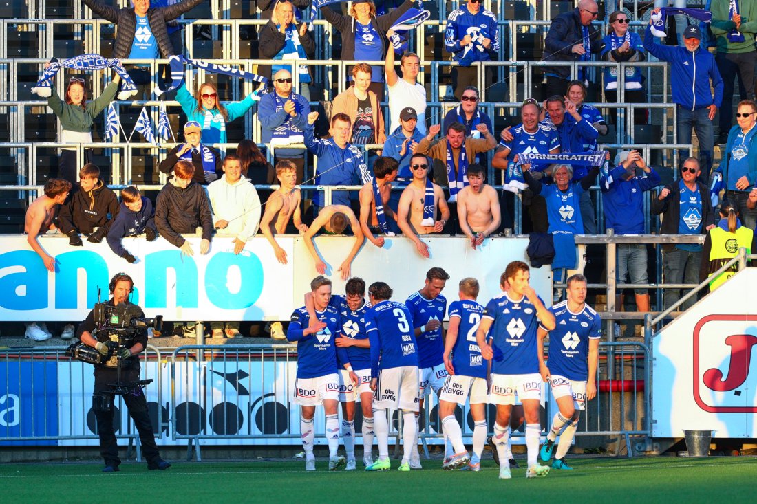 Moldejubel etter kampslutt i Bodø. En stor lørdag for alle blåhvite! Foto: Mats Torbergsen / NTB