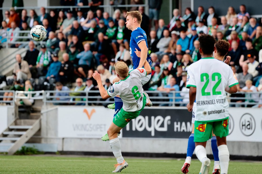 Eirik Haugan rager over Kristian Eriksen på Briskeby. Moldeforsvaret holdt tett i en tøff bortekamp. Foto: Geir Olsen / NTB