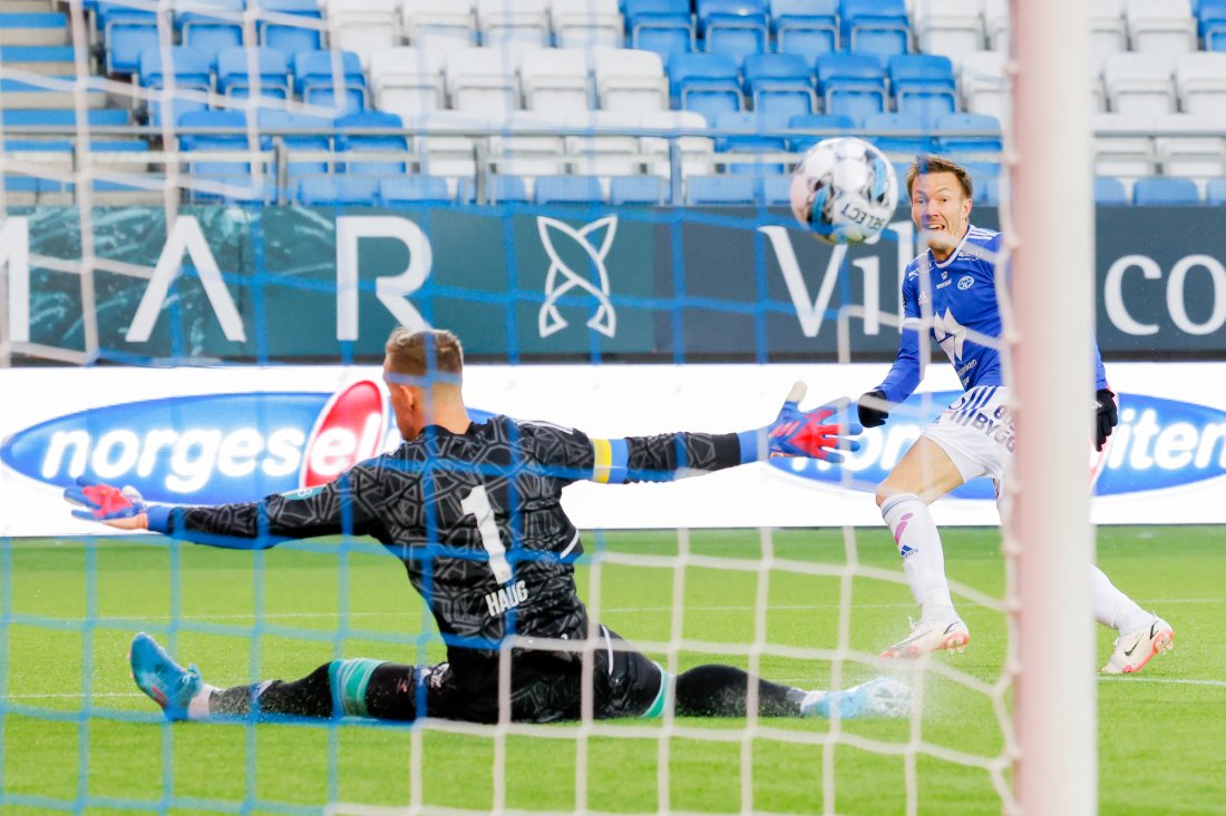 Martin Linnes setter ballen bak Vålerengas målvakt Kjetil Haug og scorer kampens eneste mål. Foto: Svein Ove Ekornesvåg / NTB