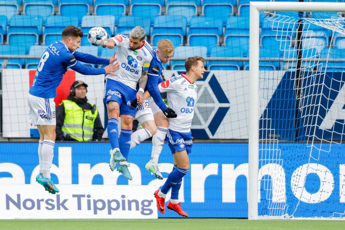 Kristoffer Haugen i duell med Aron Dønnum. Foto: Svein Ove Ekornesvåg / NTB