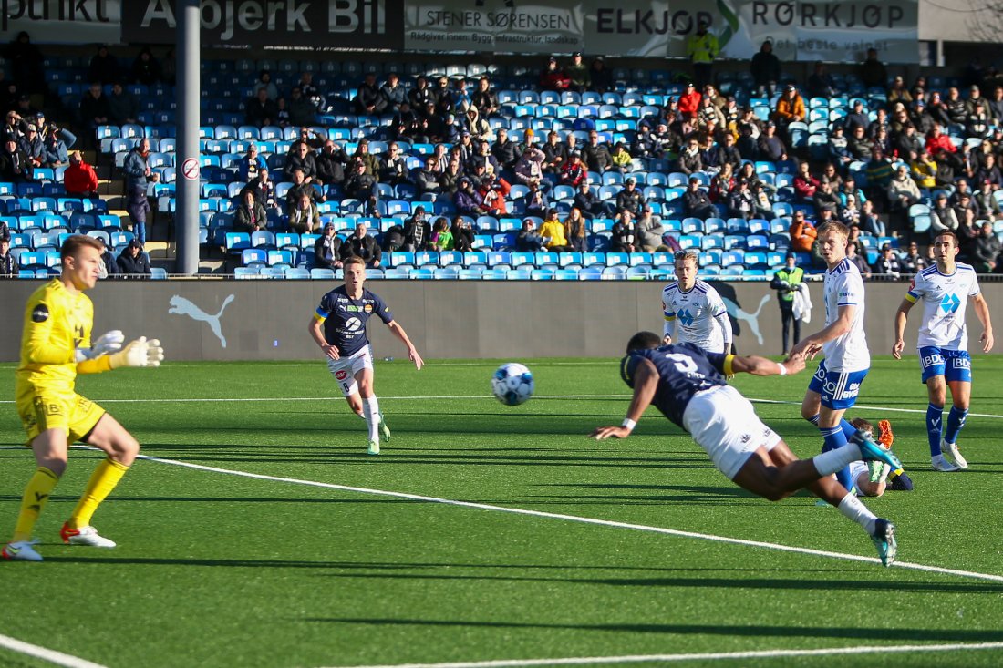 Fred Friday header inn 1-0. Foto: Christoffer Andersen / NTB