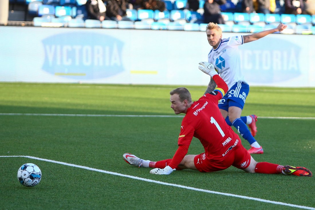 Eirik Ulland Andersen setter inn Moldes andre mål og tar en rolig feiring i respekt for gamle lagkamerater. Foto: Christoffer Andersen / NTB