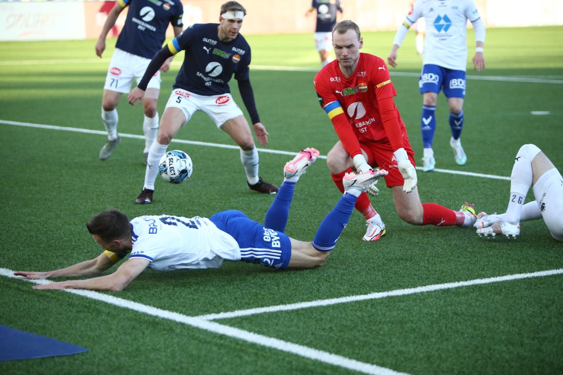 Martin Linnes ligger nede og scorer kampens rareste mål. Foto: Christoffer Andersen / NTB