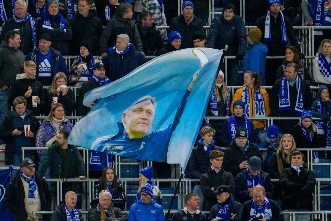 Molde-fans hyllet Erling Moe før kampen mot Vålerenga på Intility Arena. Foto: Javad Parsa / NTB