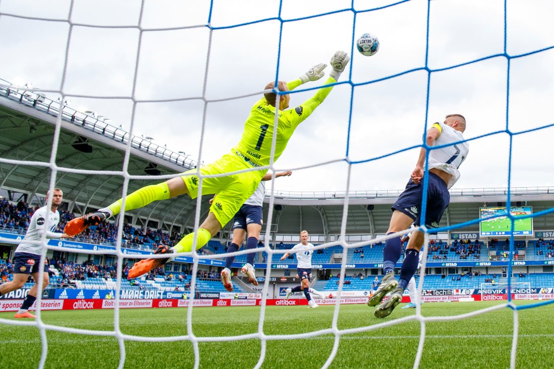 Strømsgodsets keeper Viljar Myhra hindret en større moldeseier med flere gode redninger. Foto: Svein Ove Ekornesvåg / NTB