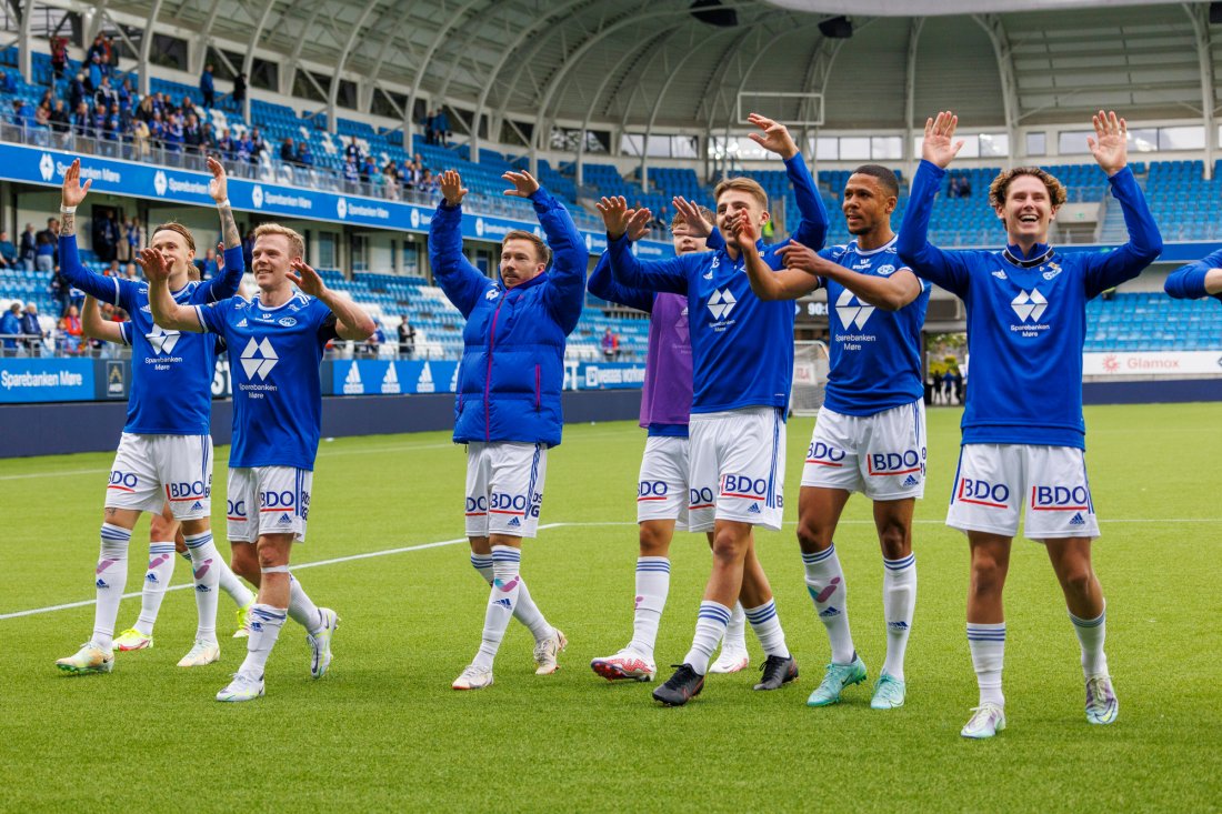 Birk Risa (tv), Erling Knudtzon, Martin Linnes, Johan Bakke, Niklas Ødegård, Mathis Bolly og Mathias Løvik jubler etter en solid hjemmeseier på Aker stadion. Foto: Svein Ove Ekornesvåg / NTB