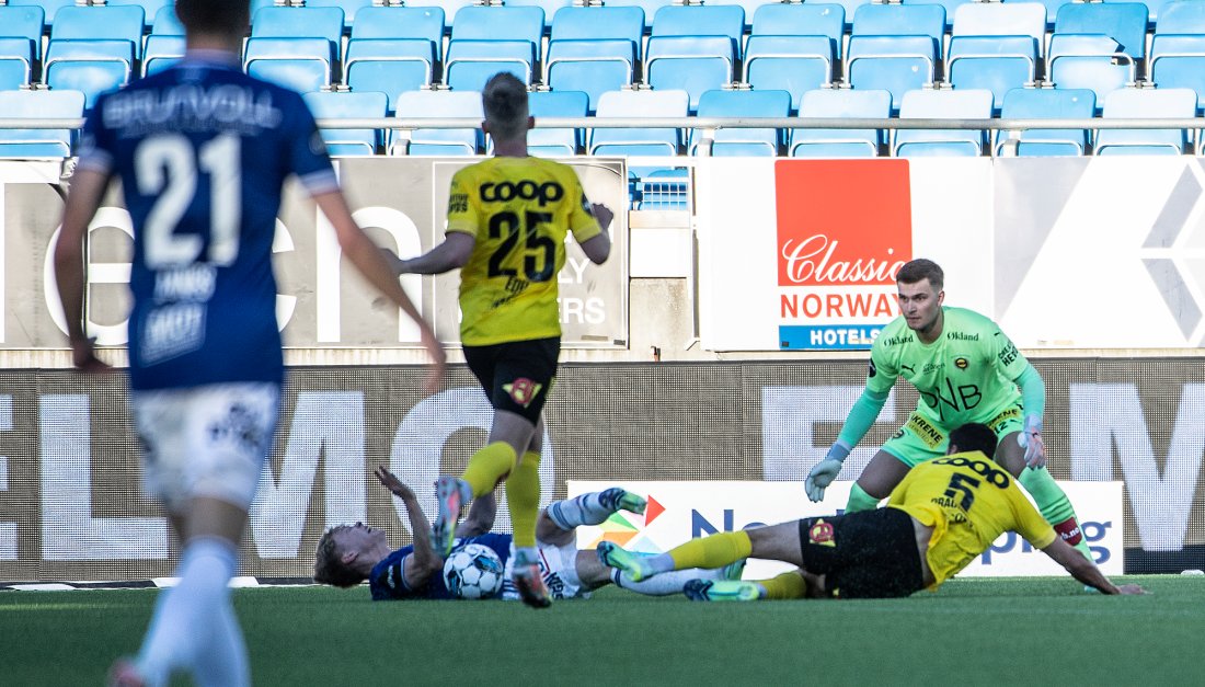 Ola Brynhildsen ble lagt i bakken og ville ha straffespark, men dommeren vinket spillet videre. Foto: Marit Hommedal / NTB