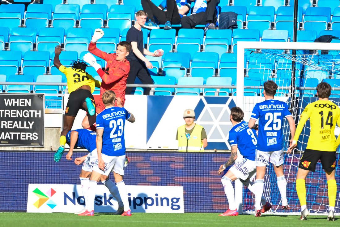 Igoh Ogbu vinner duellen med Jacob Karlstrøm og header inn 1-0. Foto: Marit Hommedal / NTB