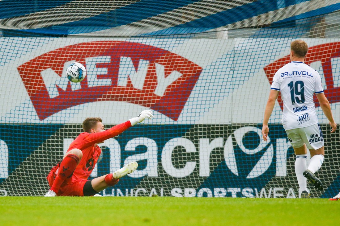 Ballen treffer Eirik Haugan og fyker i mål bak Jacob Karlstrøm. Foto: Trond Reidar Teigen / NTB