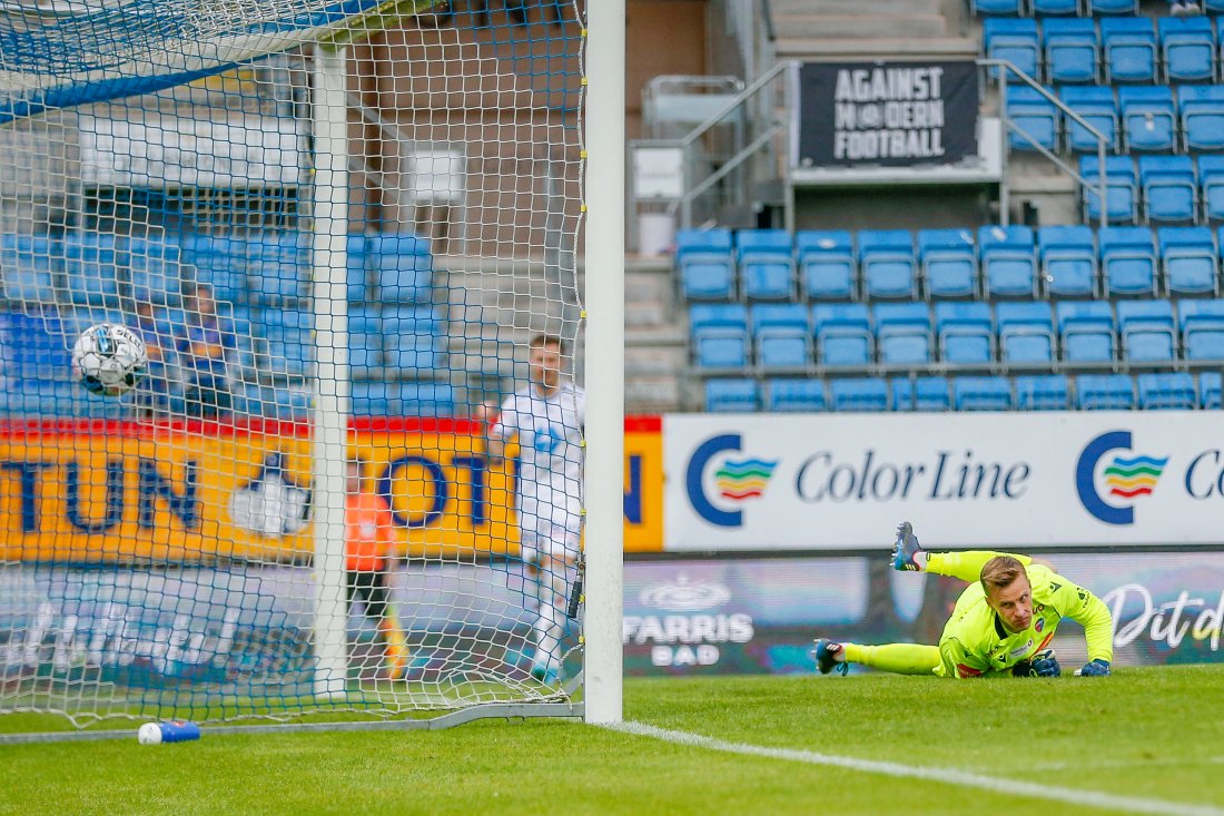 Markus André Kaasa sender Molde i føringen 2-1. Foto: Trond Reidar Teigen / NTB