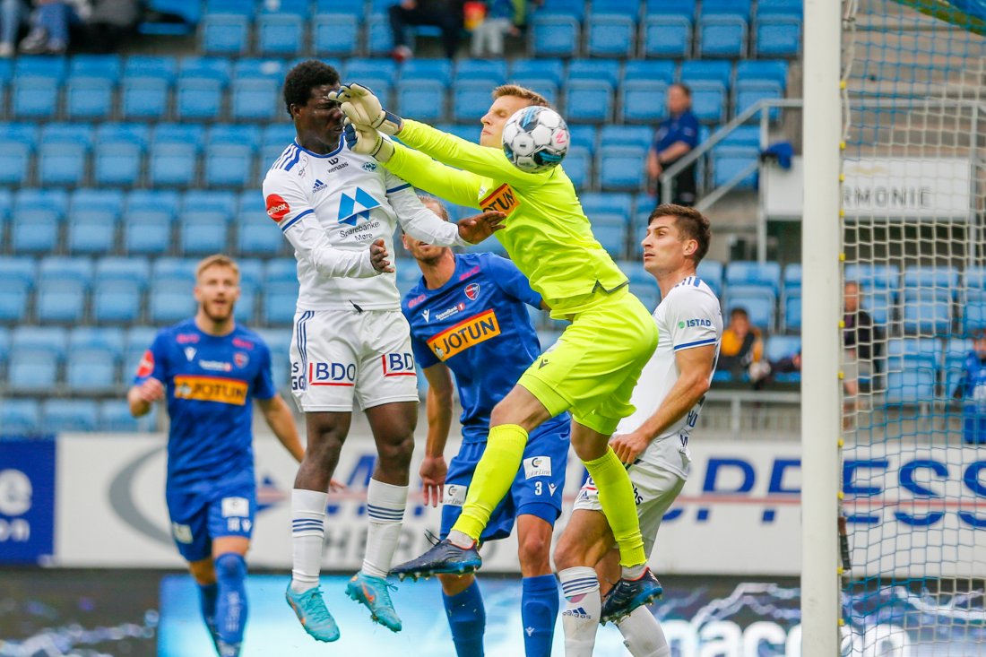 Sandefjords Hugo Keto i duell med David Fofana på Release Arena. Foto: Trond Reidar Teigen / NTB