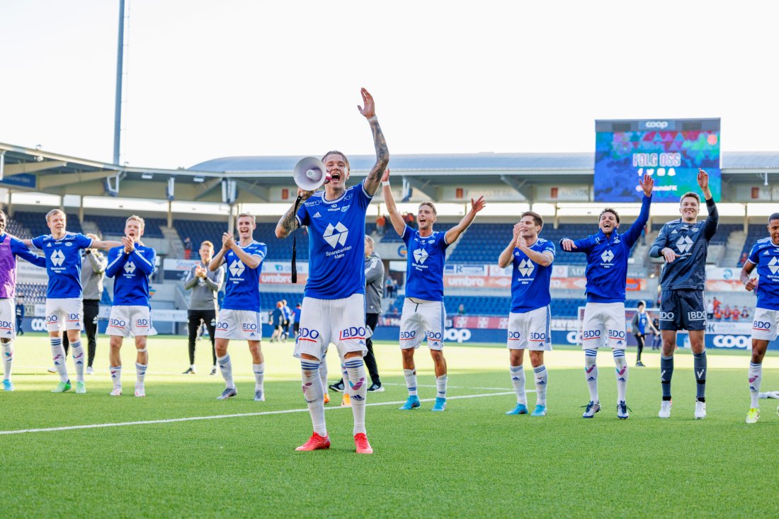 Birk Risa leder an når han og lagkameratene feirer seieren med bortefansen i Ålesund. Foto: Svein Ove Ekornesvåg / NTB