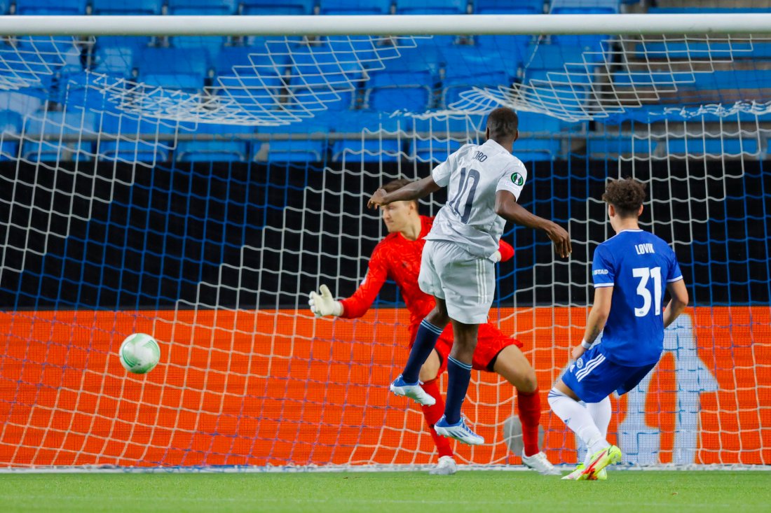 Joel Asoro kommer stormende inn i feltet og header inn 2-2 forbi Jacob Karlstrøm. Foto: Svein Ove Ekornesvåg / NTB