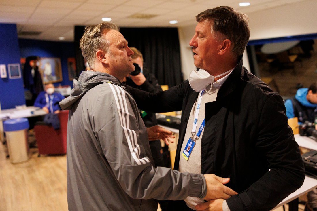 Erling Moe møtte tidligere Molde-trener Kjell Jonevret etter kampen i fotball mot Djurgården. Foto: Svein Ove Ekornesvåg / NTB