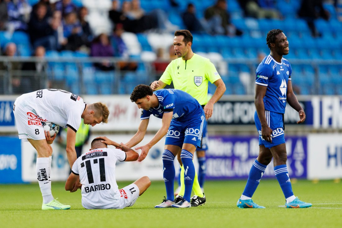 Wolfsberger-spillerne satte østerriksk rekord i hodeskader i kampen. Mot slutten av kampen satt de nede etter nesten hver eneste duell. Foto: Svein Ove Ekornesvåg / NTB