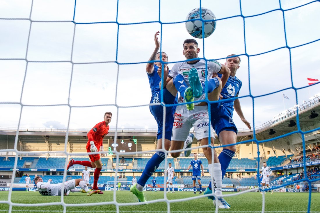 Wolfsbergers Tai Baribo setter ballen i mål mellom Birk Risa og Eirik Haugan, men scoringen annulleres for offside. Foto: Svein Ove Ekornesvåg / NTB