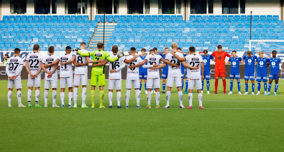 Ett minutts stillhet før avspark til minne om MFK-legenden Arne Legernes. Foto: Svein Ove Ekornesvåg / NTB