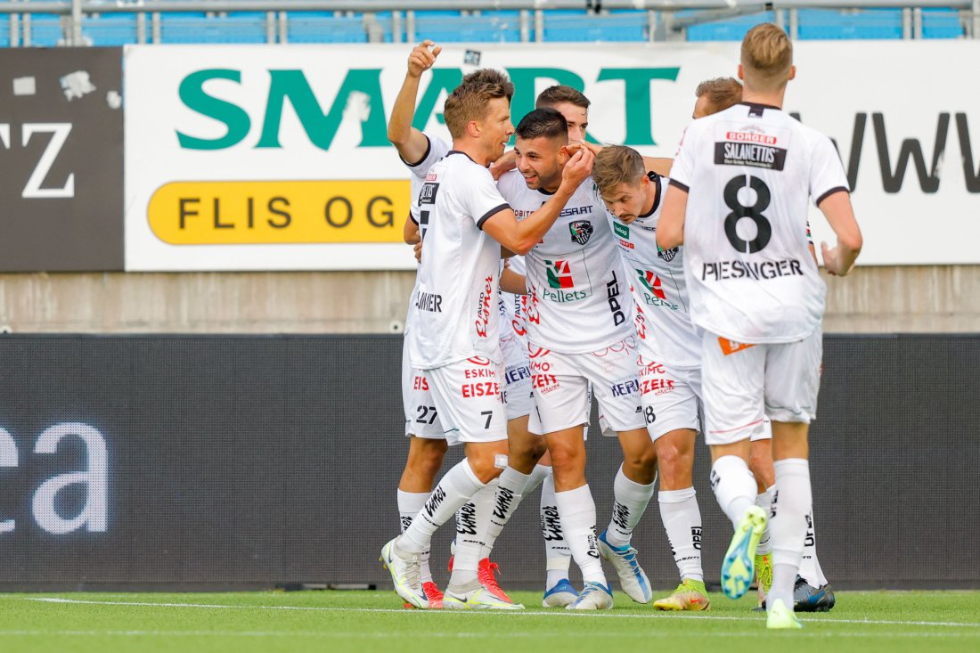 Spillerne fra Wolfsberger jubler etter at Tai Baribo ga gjestene ledelsen mot Molde. Foto: Svein Ove Ekornesvåg / NTB