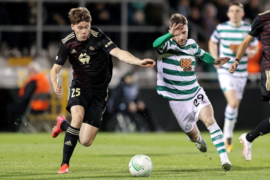 Emil Breivik i duell med Jack Byrne. Foto: INPHO/Laszlo Geczo / NTB