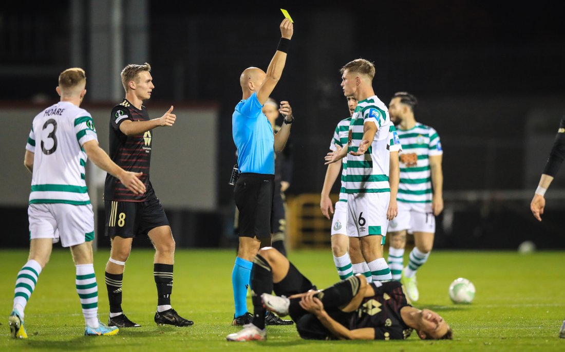 Tøffe tak i Dublin. Shamrock Rovers' Daniel Cleary ser det gule etter en stygg takling. Foto: ©INPHO/Evan Treacy / NTB