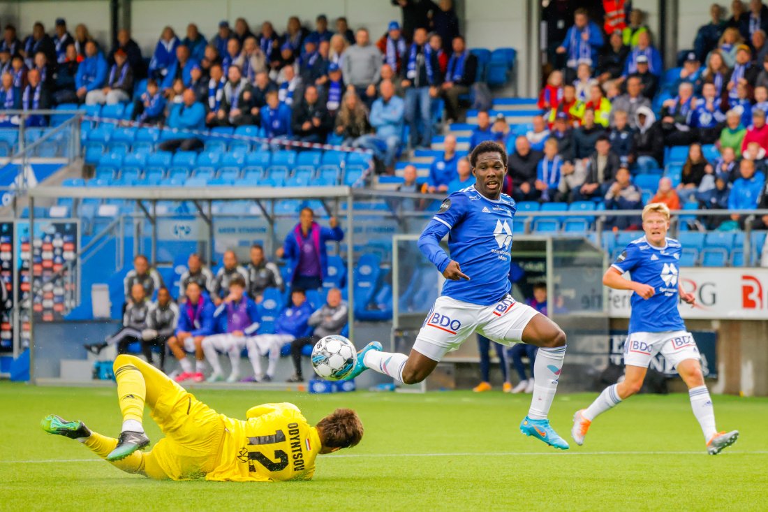 David Fofana vipper ballen over Kisvárdas keeper Artem Odyntsov og gjør 2-0 på spektakulært vis. Foto: Svein Ove Ekornesvåg / NTB