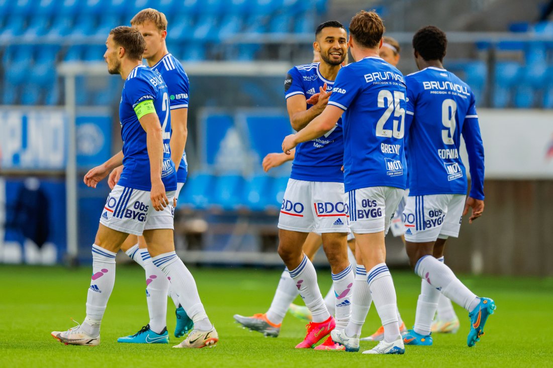 Etzaz Hussain hadde et flott innhopp. Her feirer han 1-0 med lagkameratene. Foto: Svein Ove Ekornesvåg / NTB