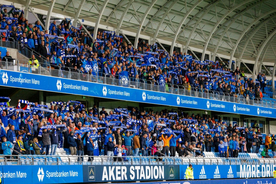 "Her kommer Molde" runger over Aker stadion. Foto: Svein Ove Ekornesvåg / NTB