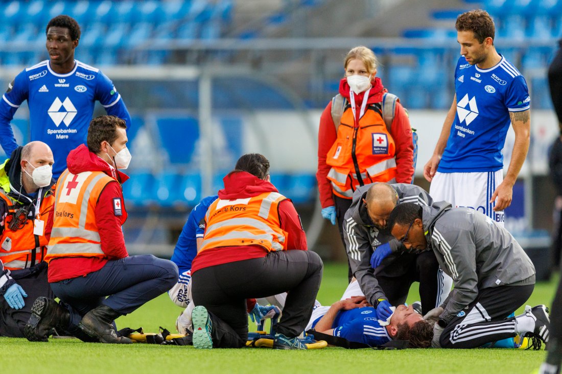 Kristoffer Haugen ligger nede med hodeskade etter en tøff duell. David Datro Fofana til venstre og Benjamin Tiedemann Hansen til høyre. Foto: Svein Ove Ekornesvåg / NTB