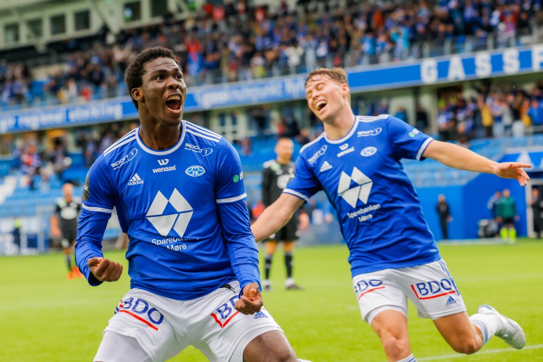 David Datro Fofana jubler for sin 2-0 scoring sammen med en relativt imponert Emil Breivik. Foto: Svein Ove Ekornesvåg / NTB