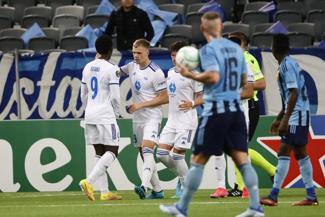 David Datro Fofana gratuleres med scoring. Hysjingen på publikum ble imidlertid skjebnesvanger. Foto: Stefan Jerrevång / TT/NTB