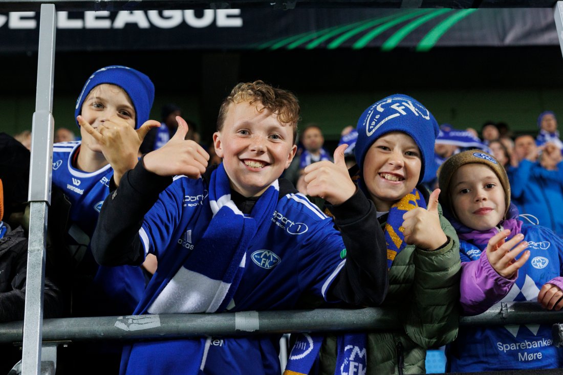 Fornøyde unge supportere etter 3-0 mot Shamrock Rovers. Foto: Svein Ove Ekornesvåg / NTB