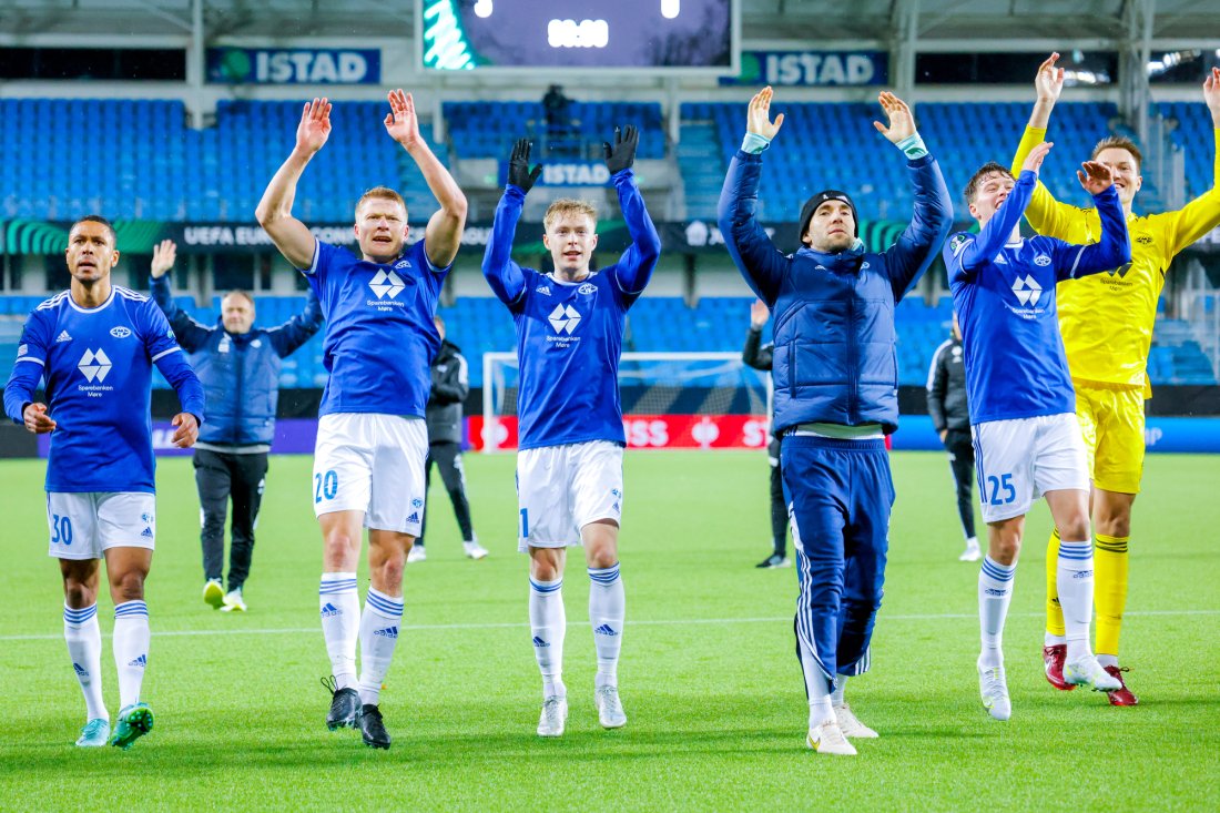 Takk for støtten! MFK-spillerne foran Tornekrattet etter 3-0. Foto: Svein Ove Ekornesvåg / NTB