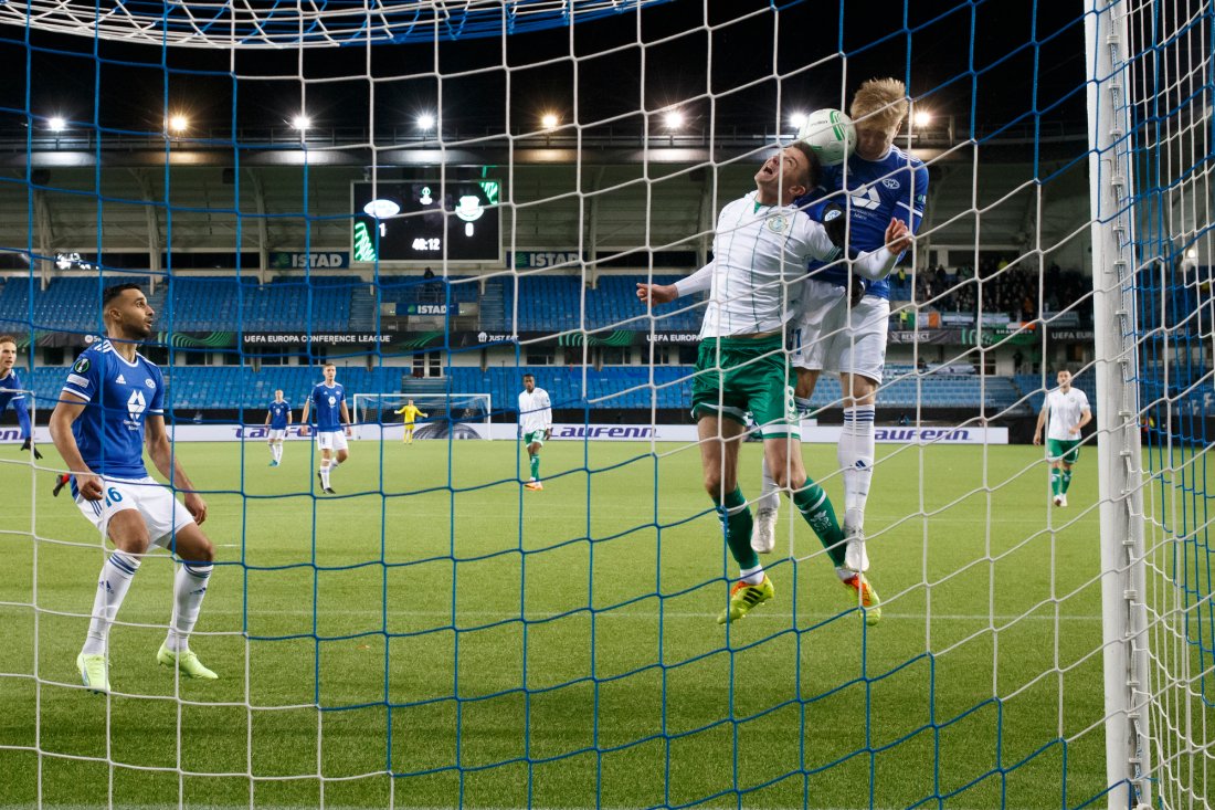 Ola Brynhildsen vinner duellen med Ronan Finn og header inn 2-0. Foto: Svein Ove Ekornesvåg / NTB