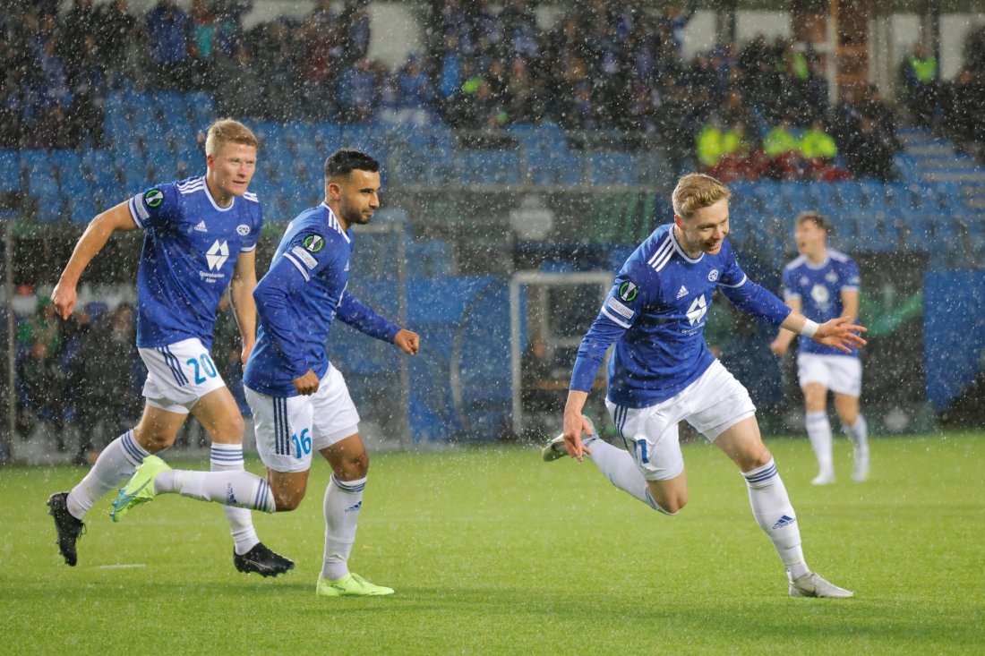 Ola Brynhildsen feirer 1-0 i pøsregnet. Foto: Svein Ove Ekornesvåg / NTB