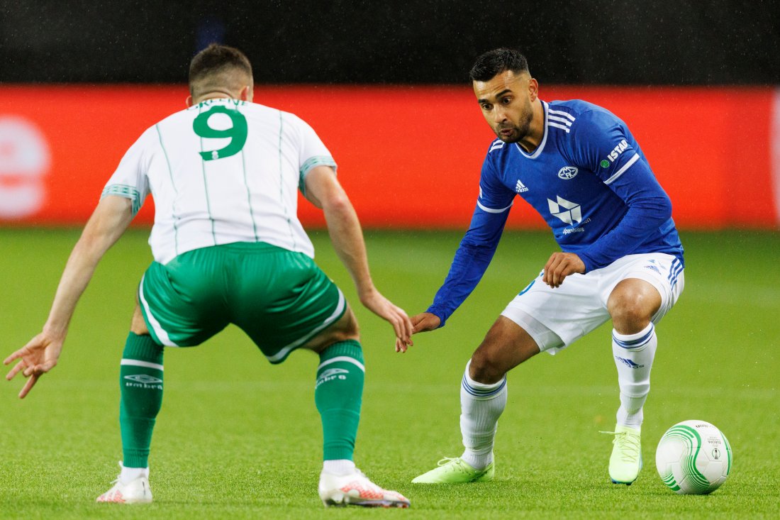 Etzaz Hussain utfordrer Aaron Greene. Foto: Svein Ove Ekornesvåg / NTB