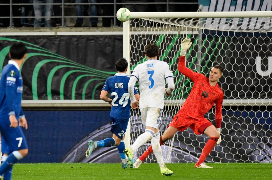 Sven Kumslobber over Jacob Karlstrøm til 3-0 mot Molde. Foto: AP / Geert Vanden Wijngaert / NTB