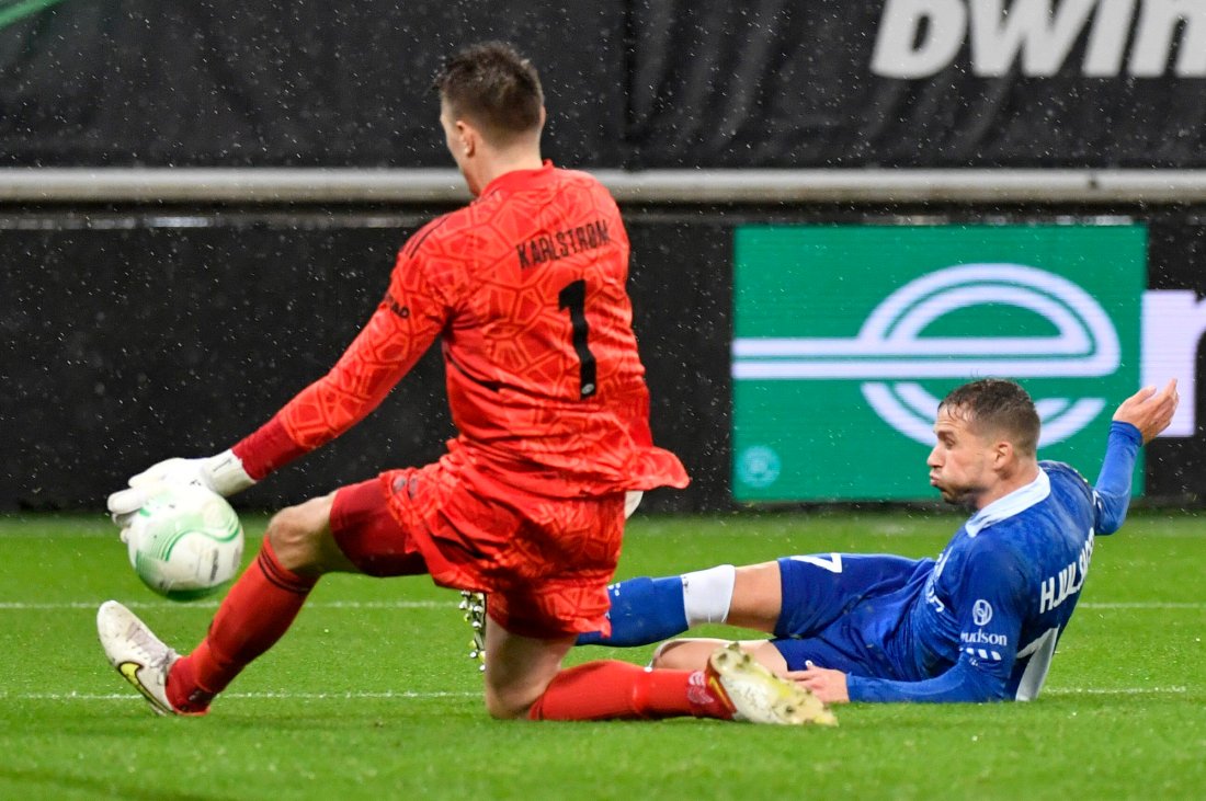 Jacob Karlstrom hindrer Andrew Hjulsager fra å score på en kjempesjase. Foto: AP / Geert Vanden Wijngaert / NTB