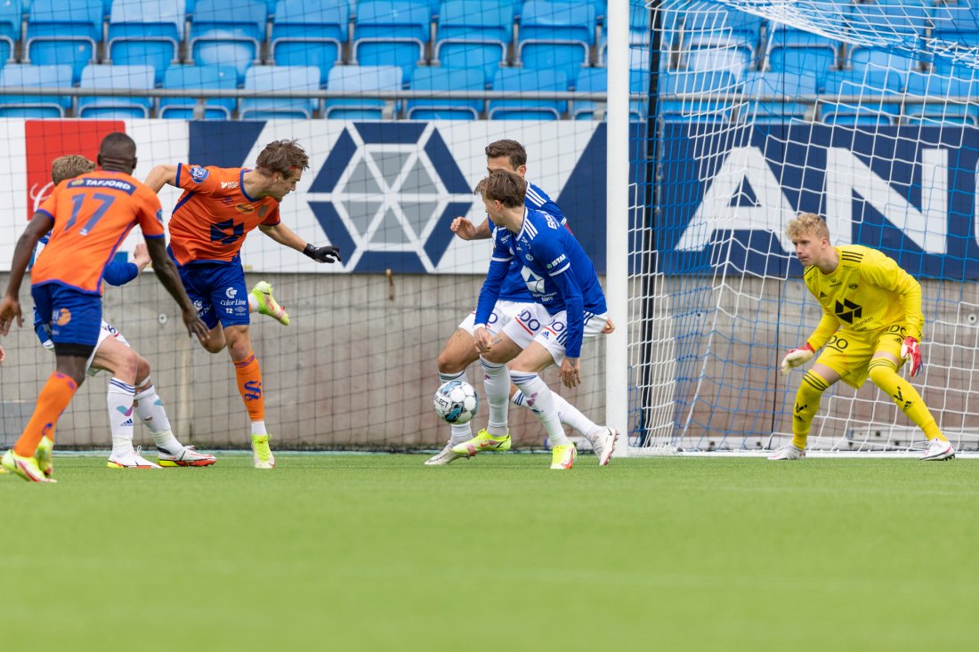 Sigurd Haugen scorer 2-3 målet mot Molde. Verken keeper Peder Hoel Lervik eller Benjamin Tiedemann Hansen og Birk Risa får hindret scoring. Foto: Svein Ove Ekornesvåg / NTB