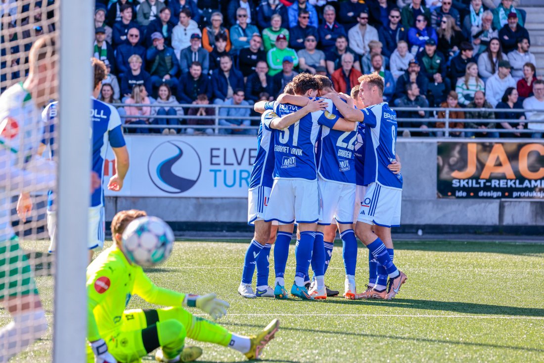 Molde-spillerne feirer etter 1-0 på Briskeby stadion. Foto: Geir Olsen / NTB