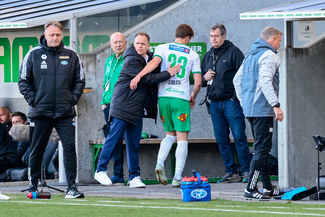 Tidlig dusj for Fredrik Sjølstad som laget straffe og ble utvist før 0-4 mot Molde. Foto: Geir Olsen / NTB