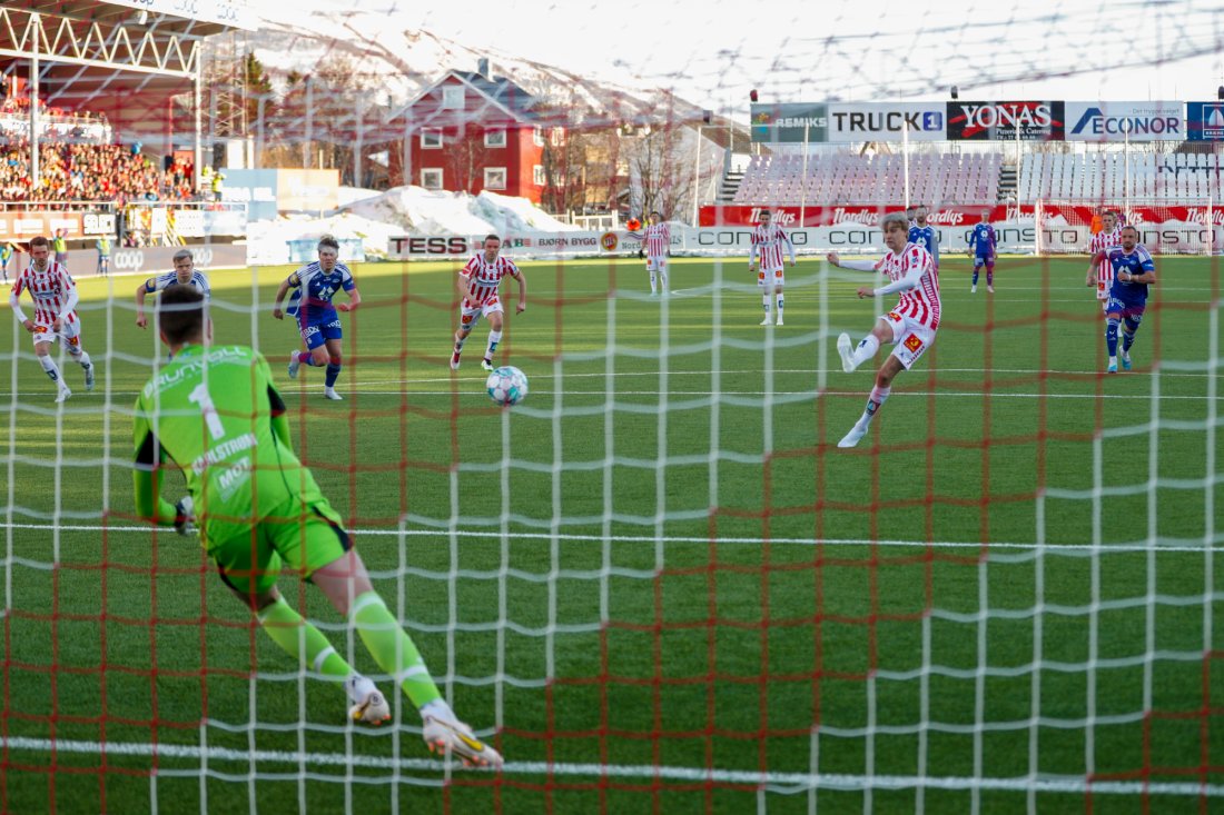 Sakarias Opsahl bommer på straffesparket - Jacob Karlstrøm går til rett side og redder. Foto: Rune Stoltz Bertinussen / NTB