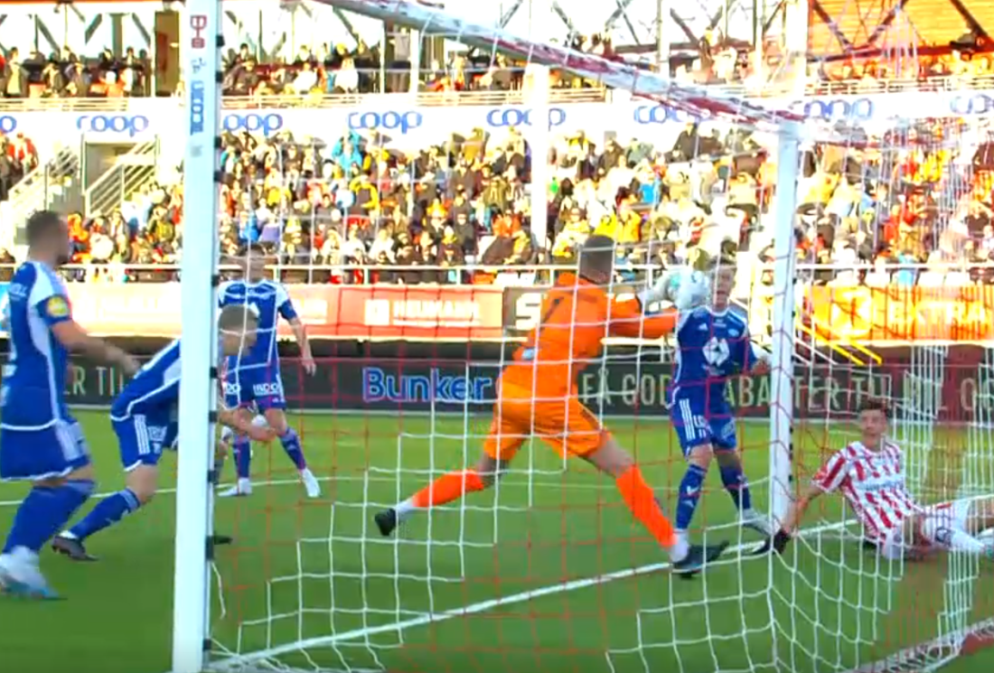 Keeper er inne i feltet og henter ut igjen ballen - og dommer velger å ikke godkjenne scoring for Molde. Skjermdump fra TV-sendingen til TV2.