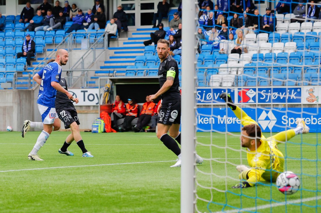 Eirik Hestad setter inn 4-2 og sender Sarpsborg 08 ut av cupen. Foto: Svein Ove Ekornesvåg / NTB