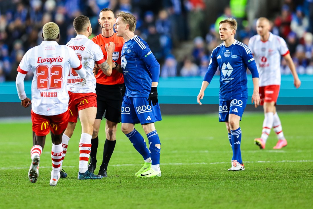 Ampert mellom Ola Brynhildsen og Fredrikstads Júliús Magnússon på Ullevaal. Foto: Thomas Andersen / NTB