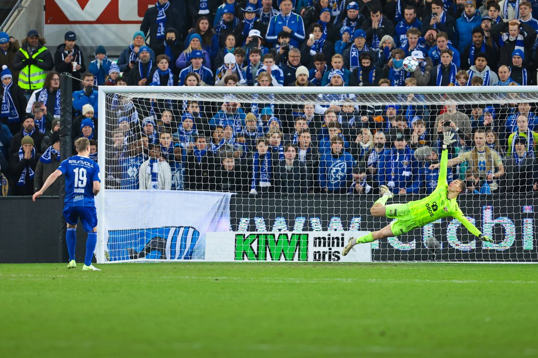 Eirik Haugan satte Moldes første straffespark over mål. Det ble avgjørende på Ullevaal. Foto: Thomas Andersen / NTB