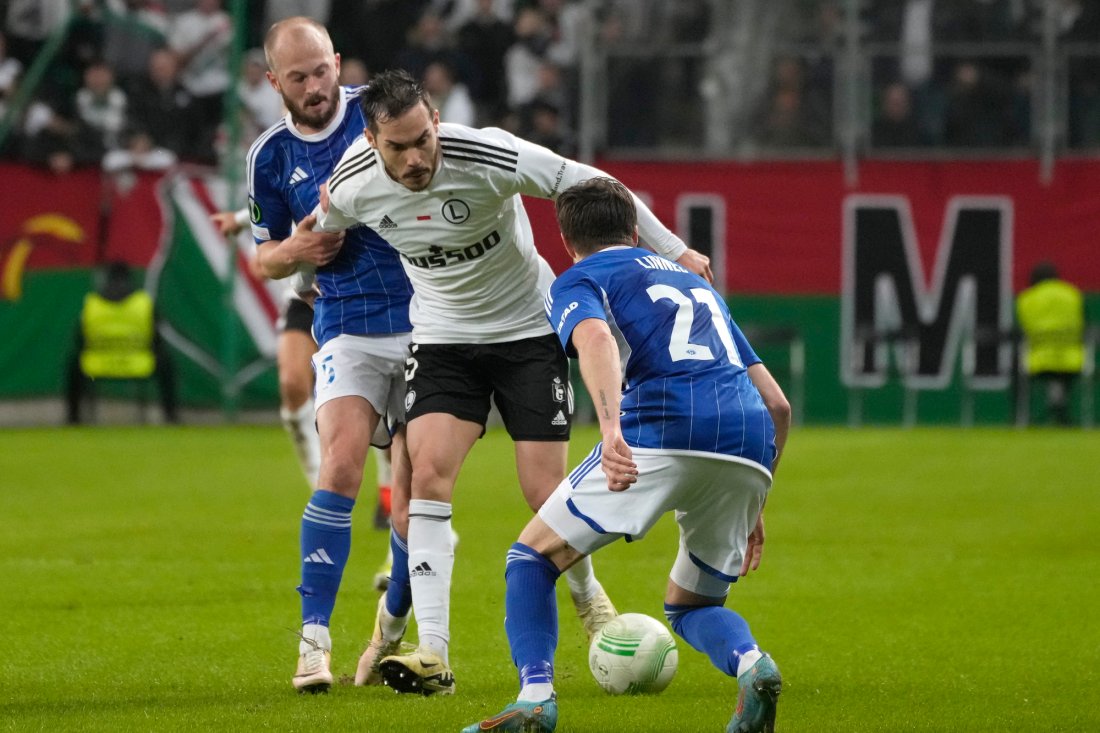 Legias Yuri Ribeiro prøver seg mot Eirik Hestad og Martin Linnes. (AP Photo/Czarek Sokolowski)